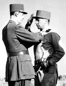 Le Général Diego Brosset décoré par le Général Charles De Gaulle